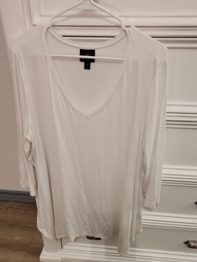 JM Collection White V-Neck Long Sleeve Tee